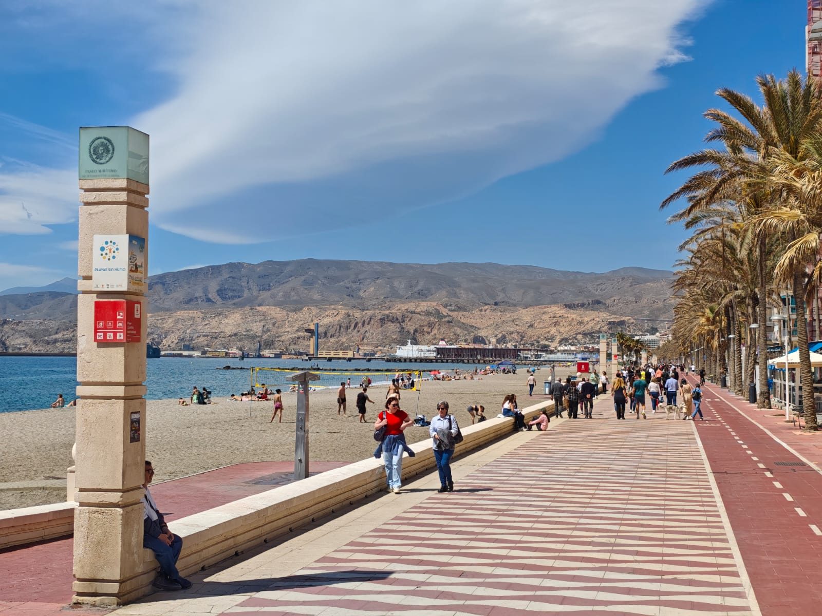 Paseo marítimo y playa en Almería
