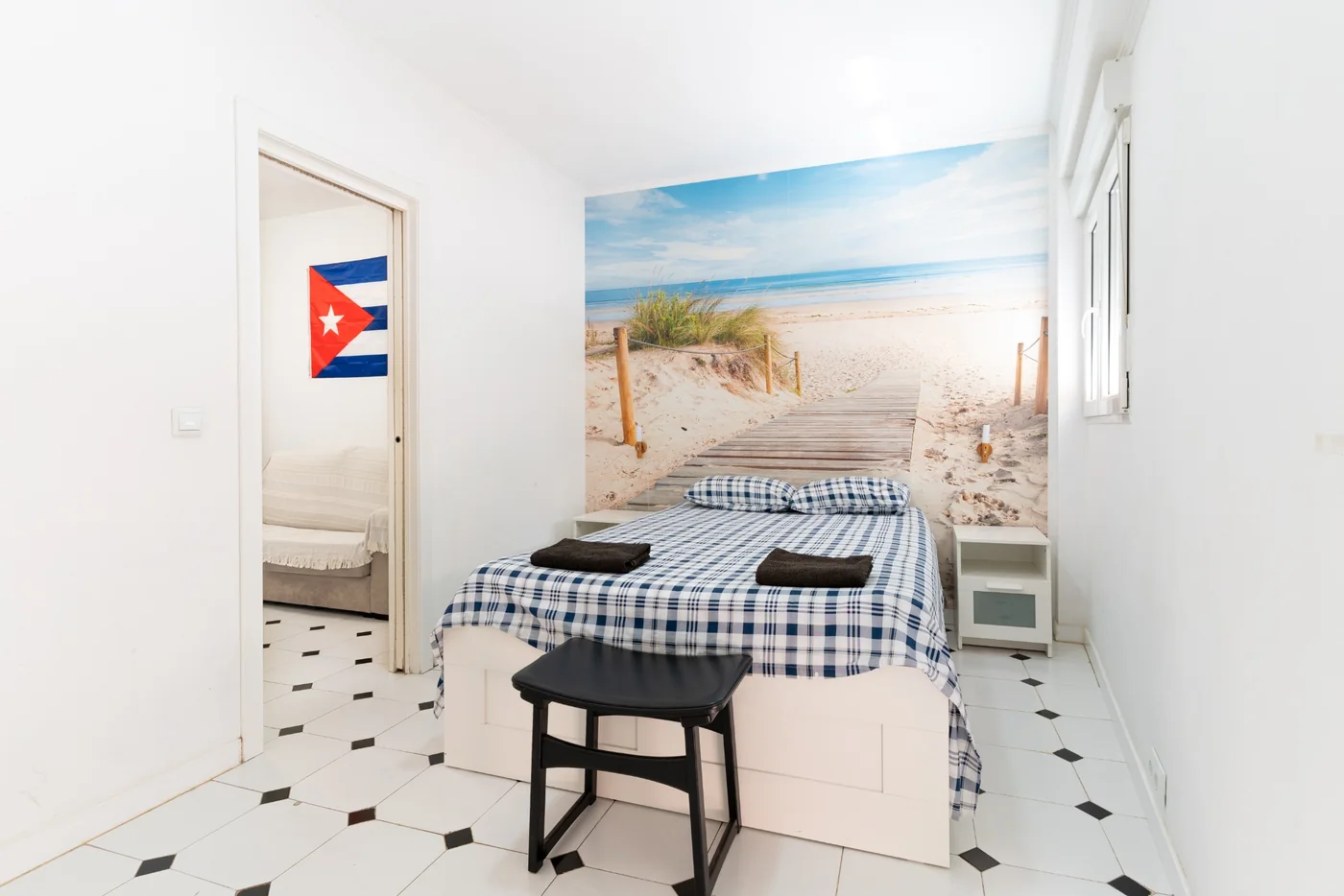 Dormitorio del apartamento del Centro con vista hacia la bandera cubana