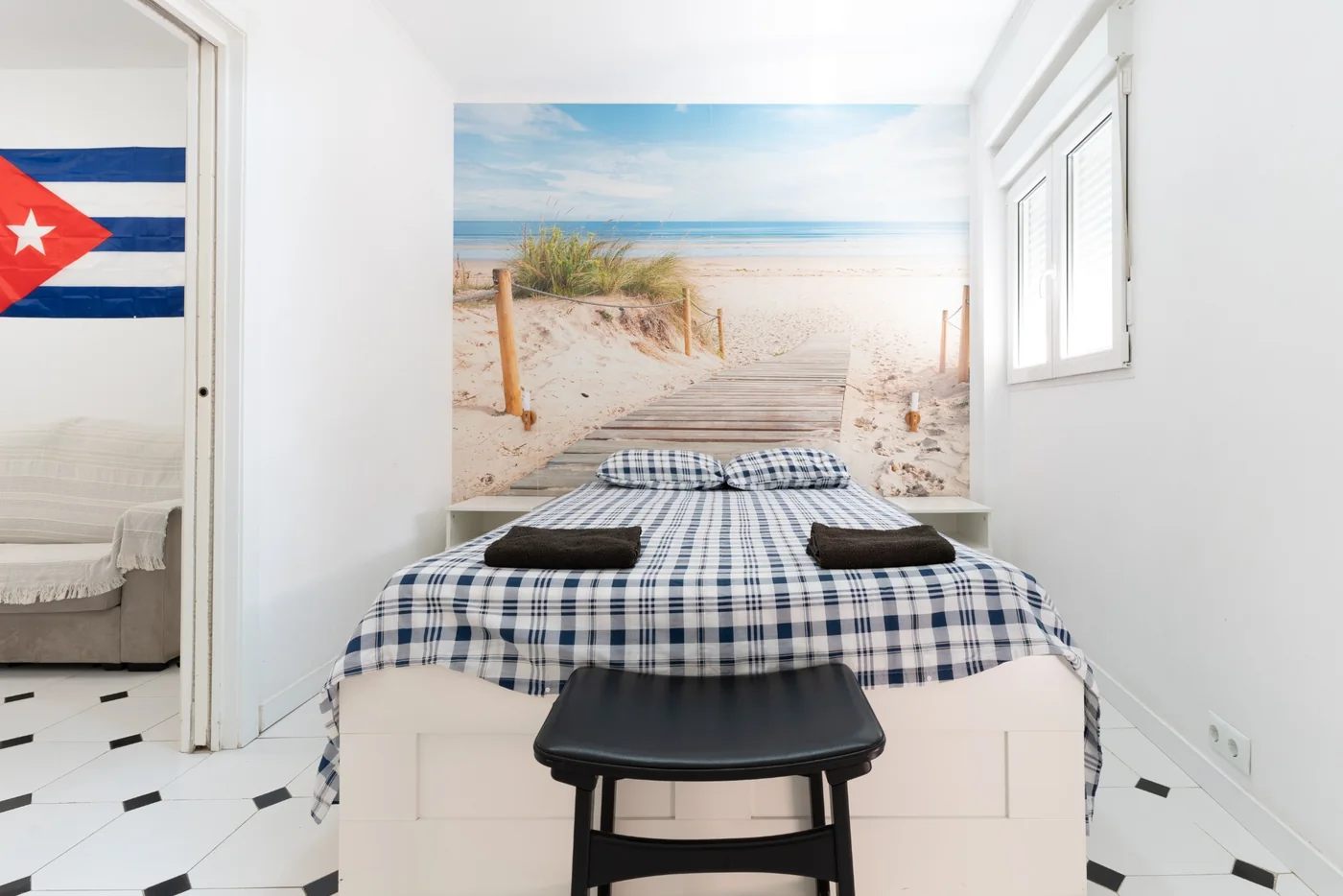 Dormitorio principal de El Rinconcito Cubano en el Centro con mural de playa