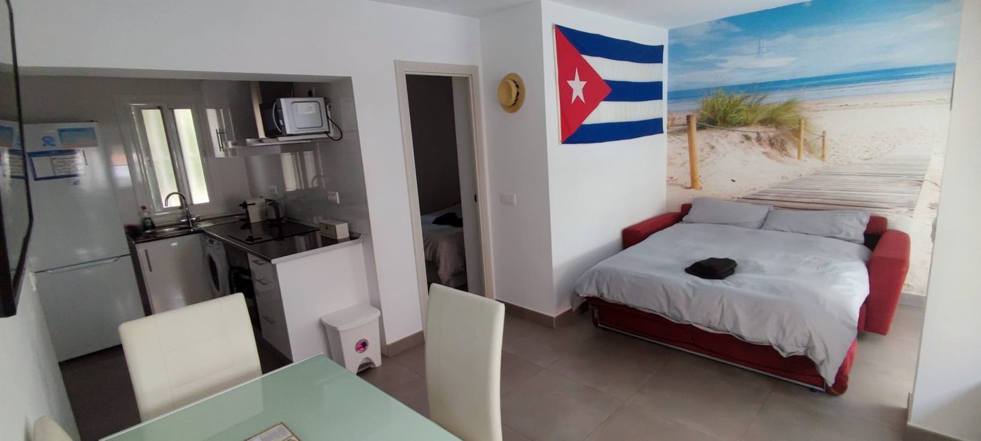 Vista general del apartamento El Rinconcito Cubano en la Playa con cocina, comedor y sofá cama